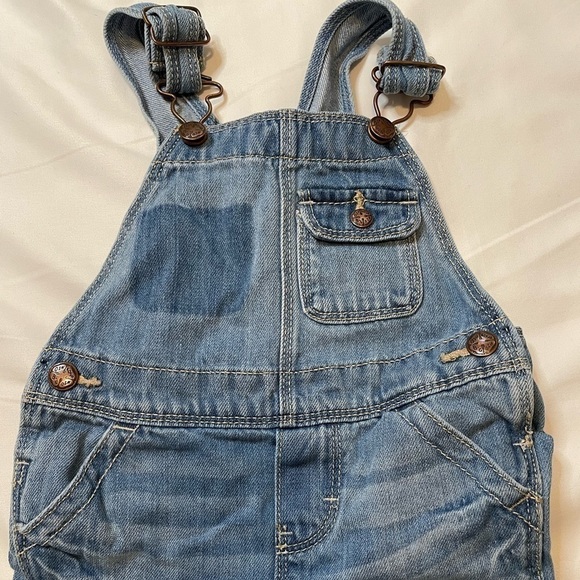 🐶Girls Oshkosh size 12-18 months denim overalls🐶 - Picture 2 of 5